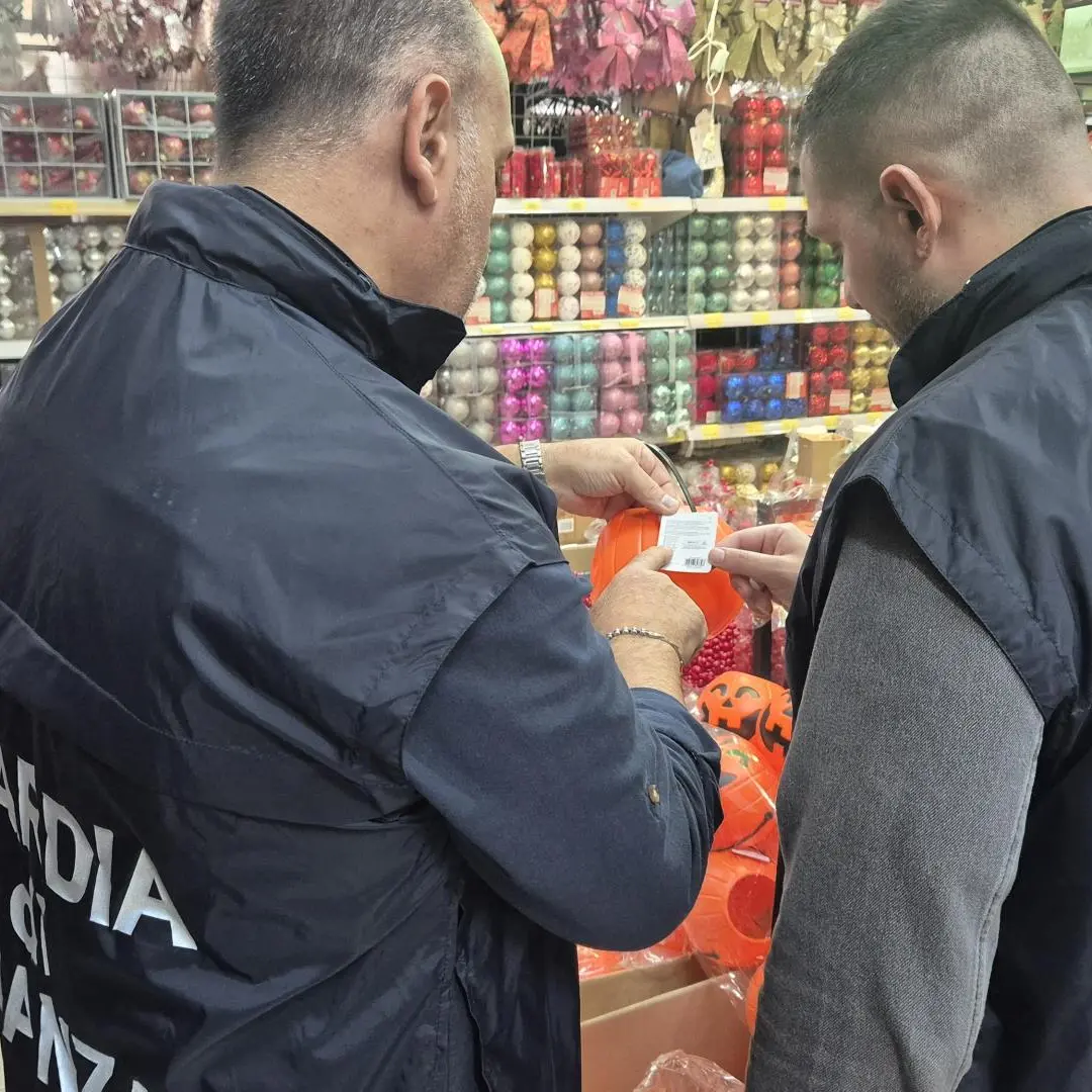 <p>Catanzaro, sequestrati oltre 30mila prodotti pericolosi in vista di Halloween: multe per oltre 100 mila euro</p>
