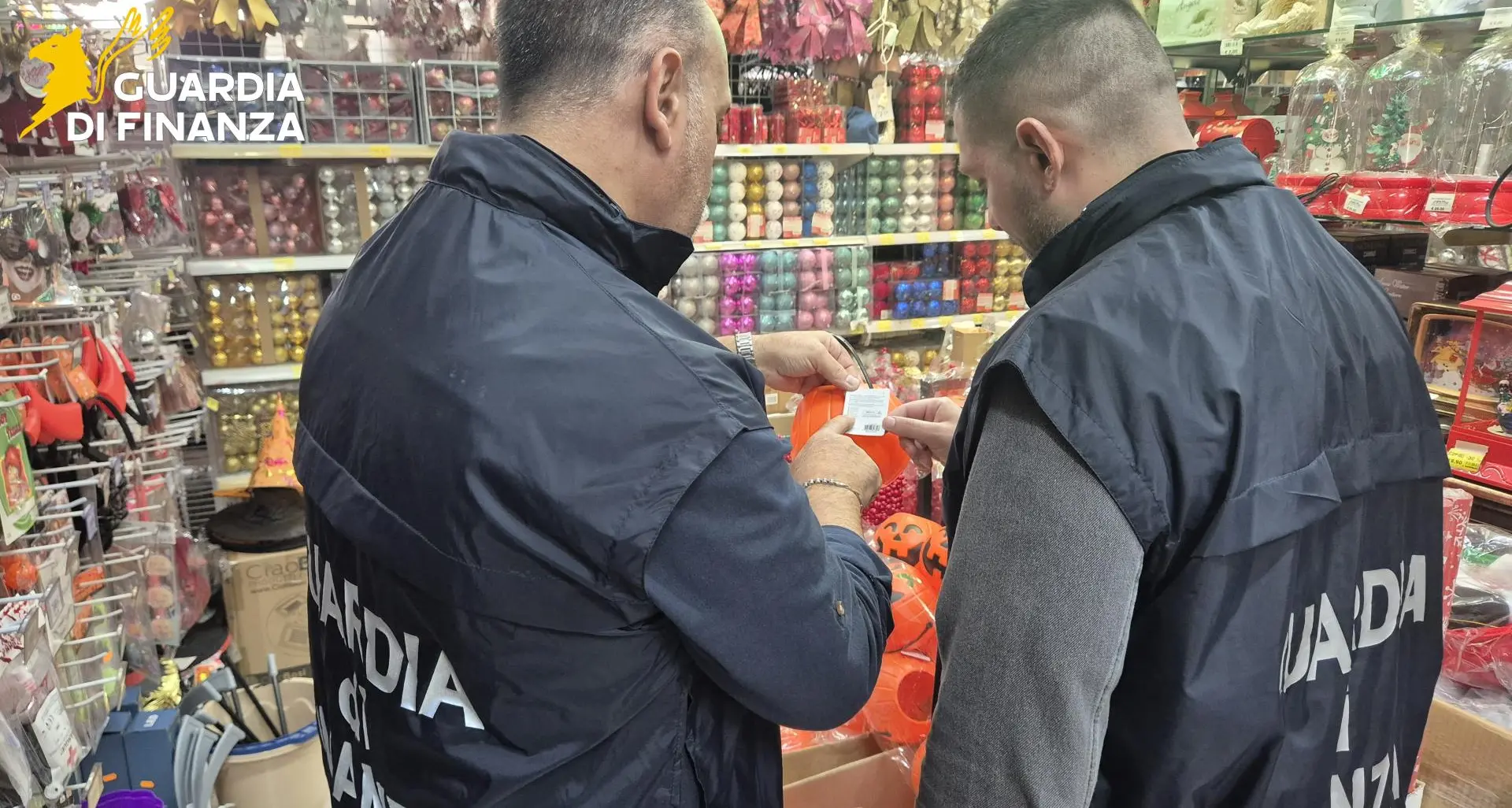 Catanzaro, sequestrati oltre 30 mila prodotti pericolosi in vista di\u00A0Halloween: multe per oltre 100 mila euro\n