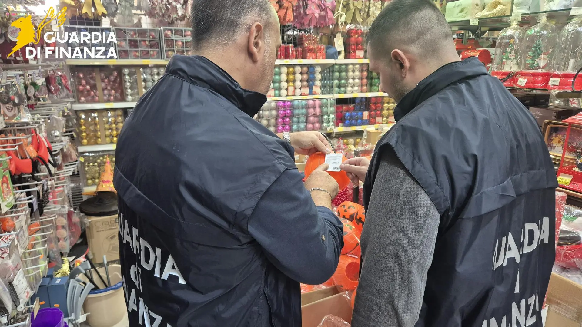 Catanzaro, sequestrati oltre 30 mila prodotti pericolosi in vista di\u00A0Halloween: multe per oltre 100 mila euro\n
