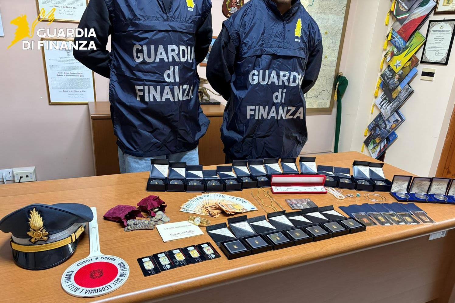 Finanzieri e valori sequestrati, fotografia GDF pubblicata da LaC News24