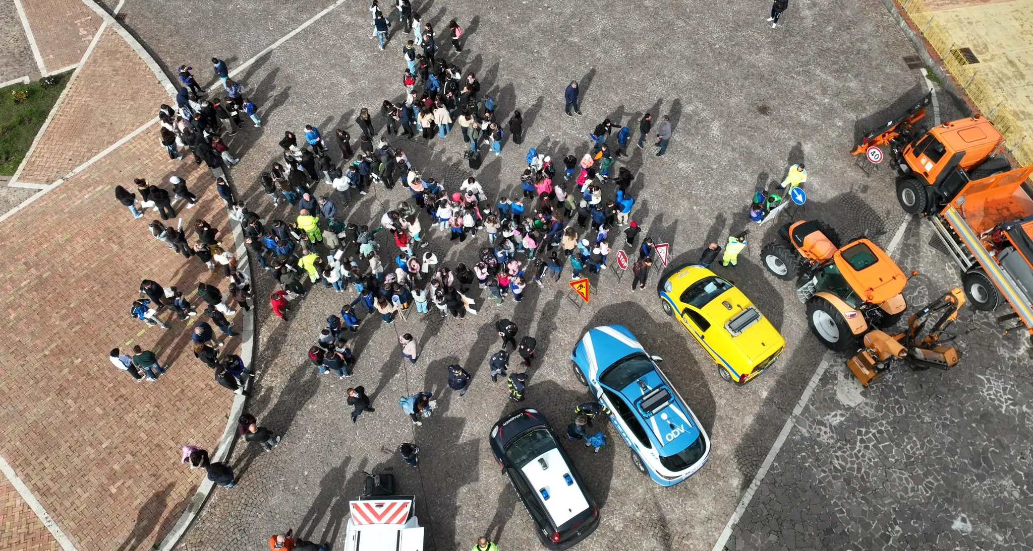A Brognaturo 240 alunni diventano Ambasciatori della sicurezza stradale: la lezione di Anas tra mezzi speciali e droni\n