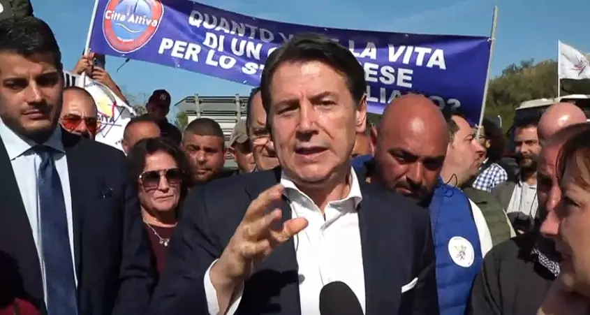 Conte dalla Calabria sfida Meloni: «Qui non c’è la ’ndrangheta ma gente che non ce la fa più. Se non lo capite andate a casa»\n