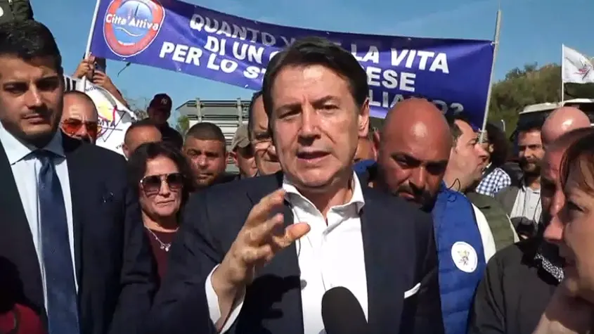 Conte dalla Calabria sfida Meloni: «Qui non c’è la ’ndrangheta ma gente che non ce la fa più. Se non lo capite andate a casa»\n