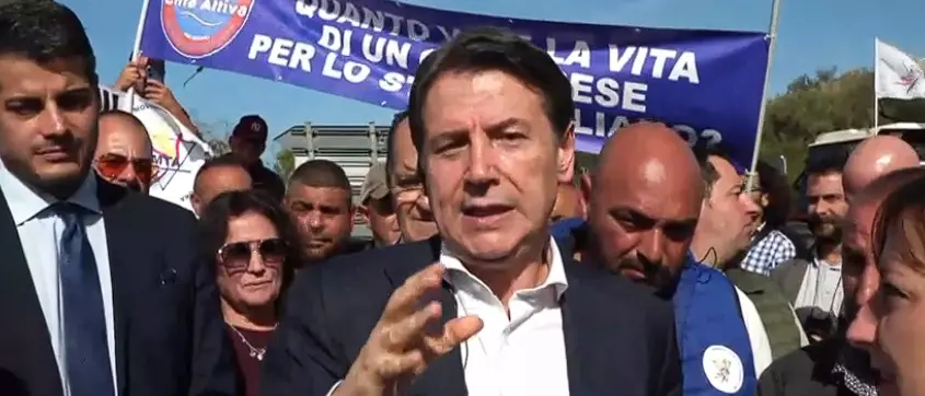 Conte dalla Calabria sfida Meloni: «Qui non c’è la ’ndrangheta ma gente che non ce la fa più. Se non lo capite andate a casa»\n