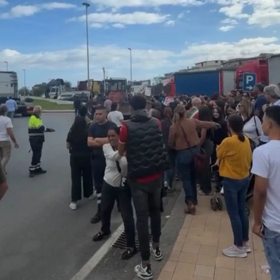 <p>Caro carburanti, anche Caulonia si ferma: in strada autotrasportatori, commercianti e studenti</p>