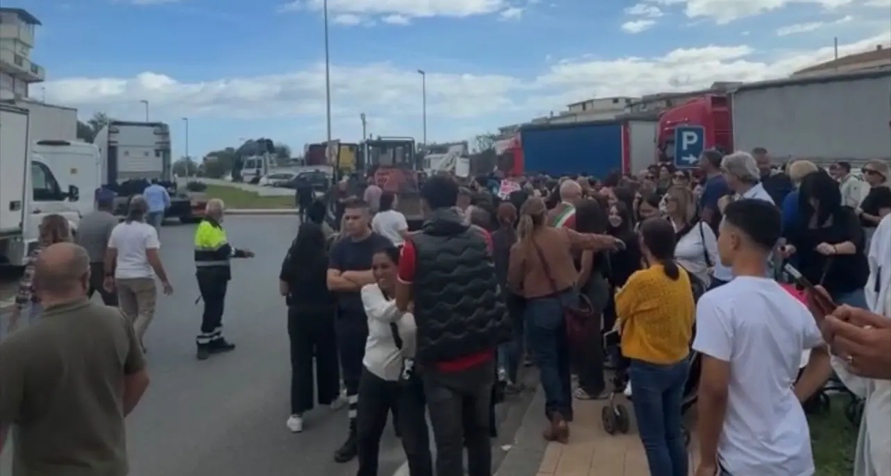 Caulonia si ferma contro il caro carburanti: in strada autotrasportatori, commercianti e studenti\n