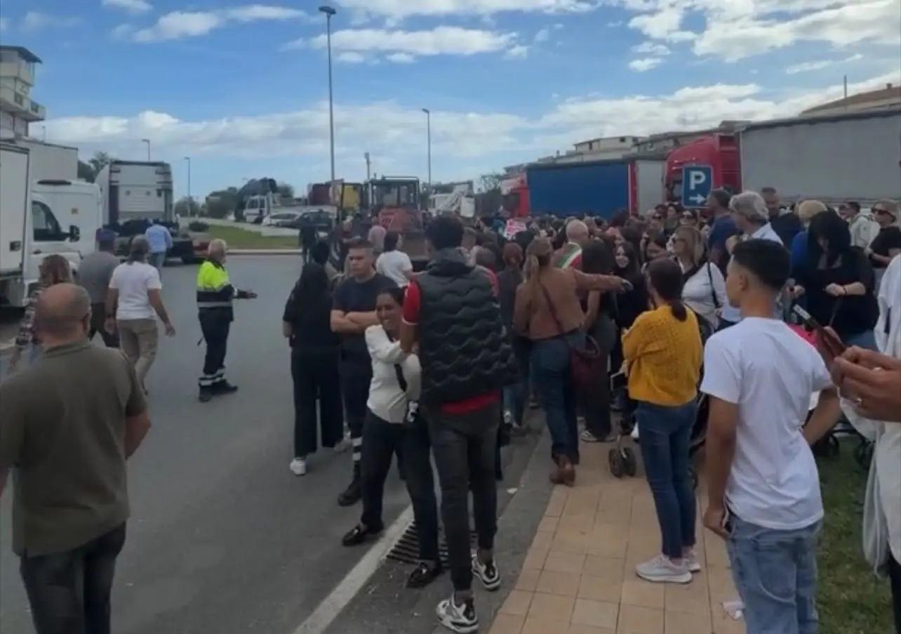 Caulonia si ferma contro il caro carburanti: in strada autotrasportatori, commercianti e studenti\n