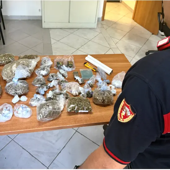 Lamezia Terme, trasforma il garage in un deposito di droga: sequestrati oltre un chilo e mezzo di stupefacenti, arrestato 40enne\n