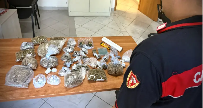 Lamezia Terme, trasforma il garage in un deposito di droga: sequestrati oltre un chilo e mezzo di stupefacenti, arrestato 40enne\n
