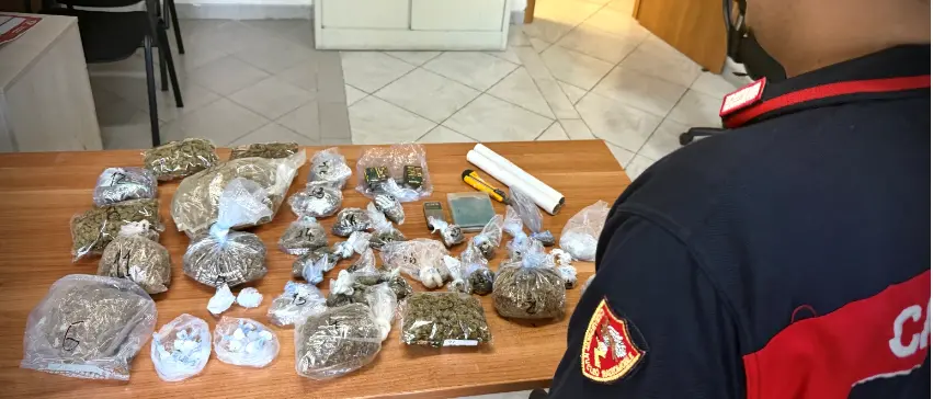 Lamezia Terme, trasforma il garage in un deposito di droga: sequestrati oltre un chilo e mezzo di stupefacenti, arrestato 40enne\n