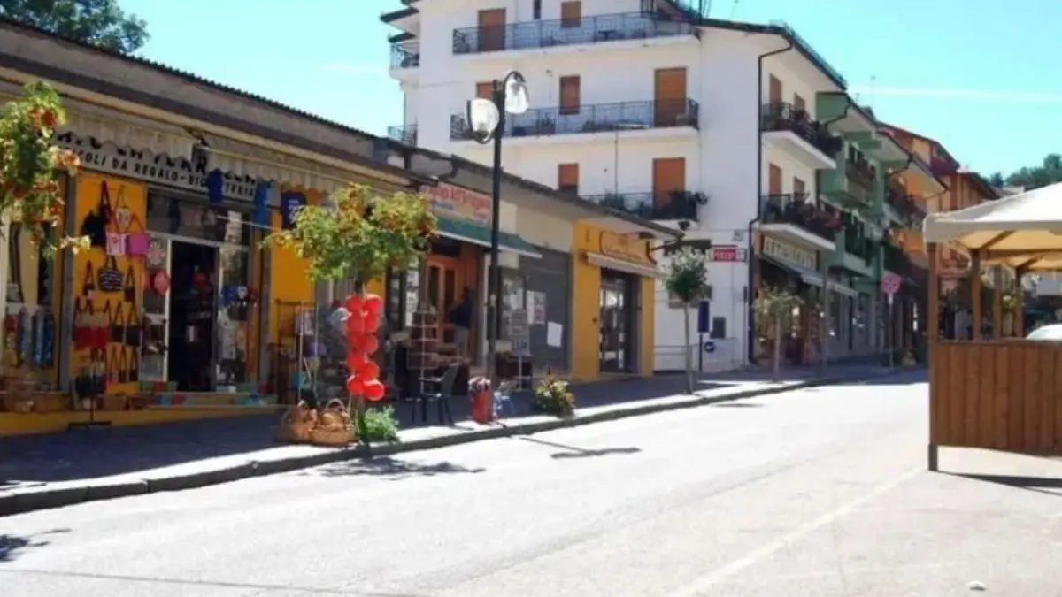 <p>Corso principale di Camigliatello Silano (foto generica)</p>\\n