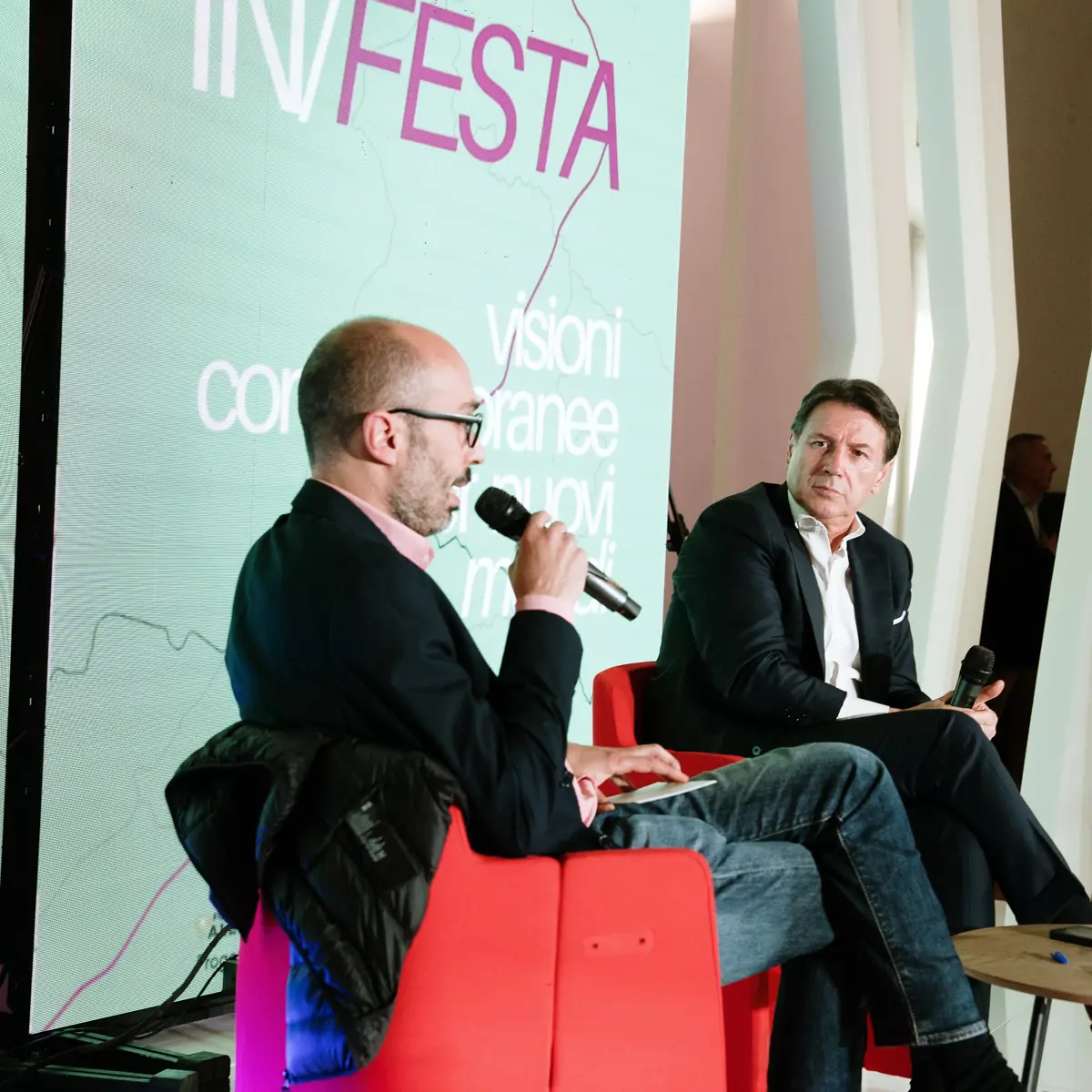 <p>Da Vibo la sfida di Giuseppe Conte a Giorgia Meloni: «Carburante al +25%, bollette al +60%: è questa la storia che stanno facendo»</p>