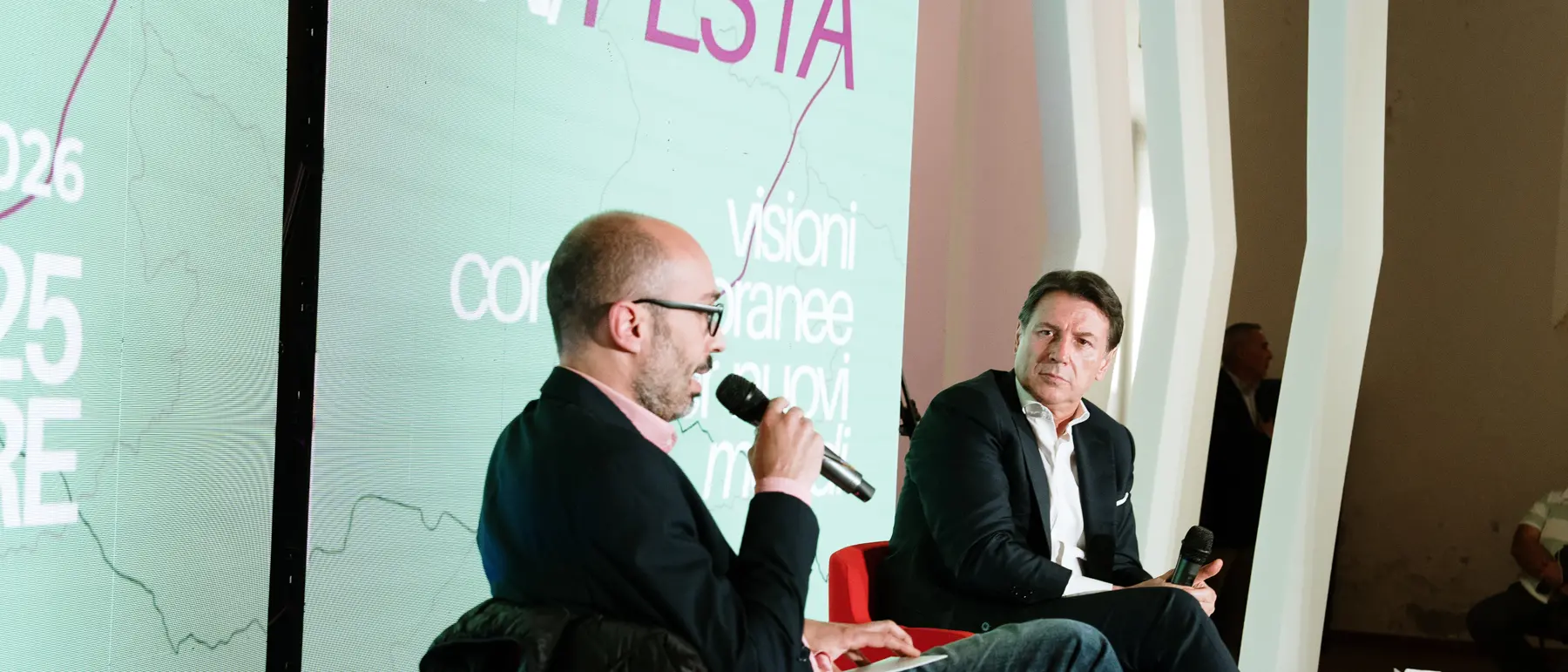 Da Vibo la sfida di Giuseppe Conte a Giorgia Meloni: «Carburante al +25%, bollette al +60%: è questa la storia che stanno facendo»\n