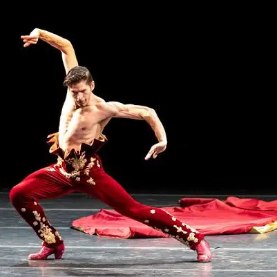 Sergio Bernal incanta il Rendano: una notte di danza, fuoco e poesia inaugura la 61esima Stagione del Teatro\n