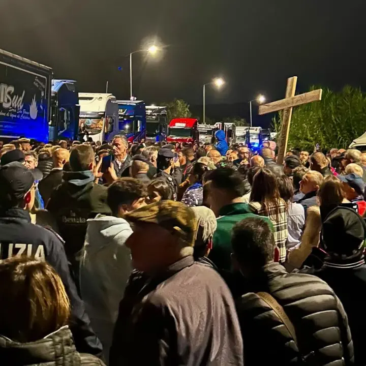 Protesta dei Tir, il consigliere serrese Regio contro l’appello dei sindaci vibonesi a favore dei manifestanti: «Solidarietà da poltrona che\u00A0ora non serve»\n