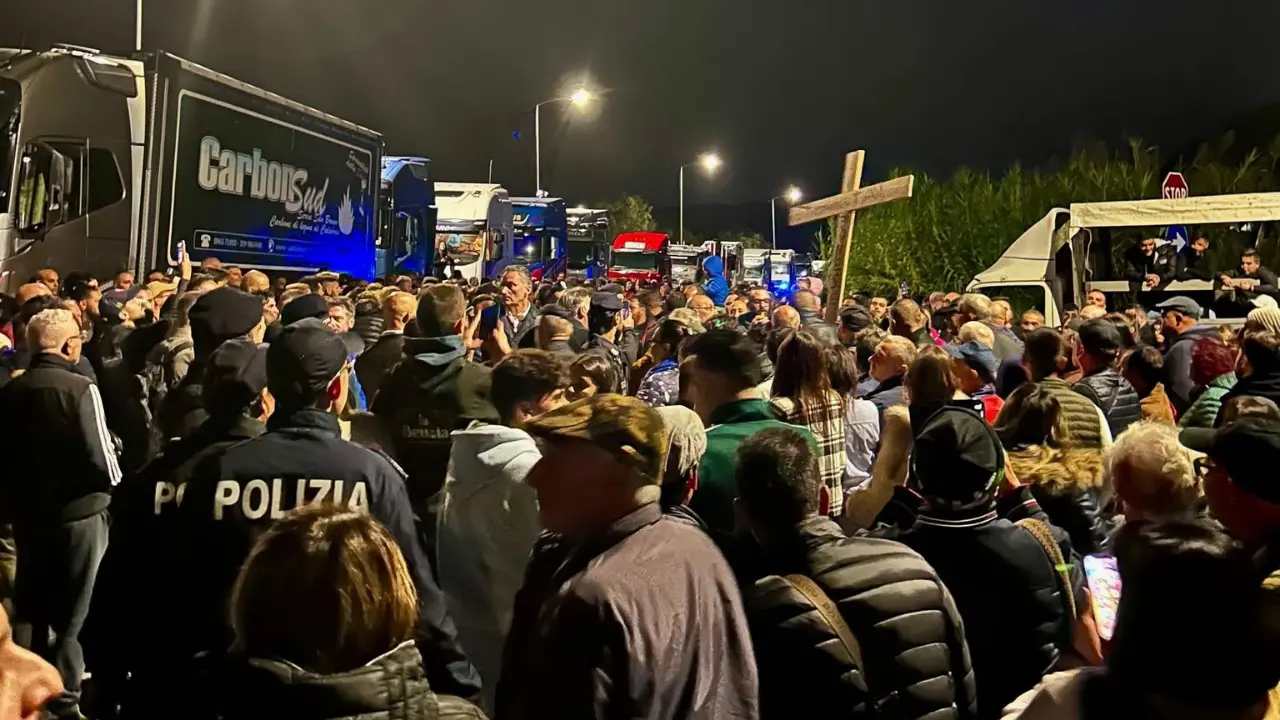 Protesta dei Tir, il consigliere serrese Regio contro l’appello dei sindaci vibonesi a favore dei manifestanti: «Solidarietà da poltrona che\u00A0ora non serve»\n