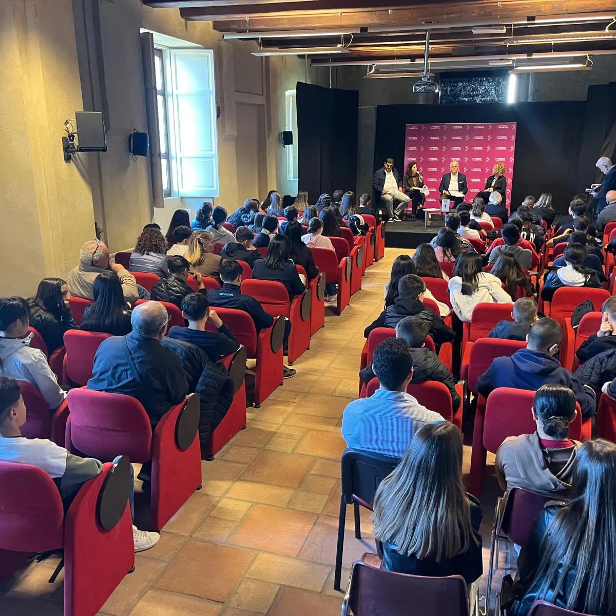 «La mafia uccide, il silenzio pure»: a Vibo gli studenti incontrano Sebastiano Buglisi e lanciano un messaggio contro la criminalità organizzata\n