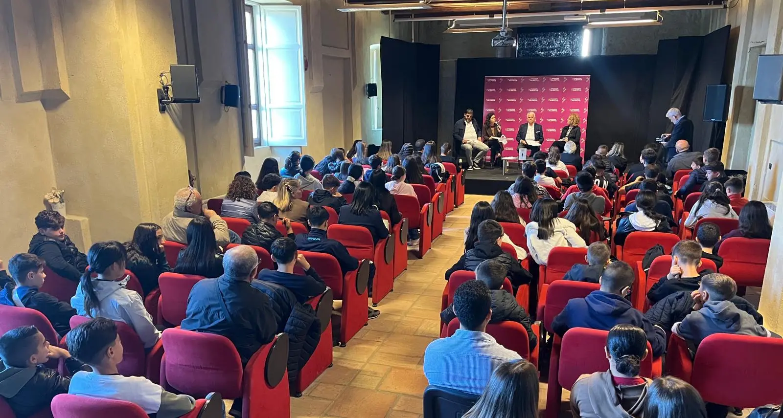 «La mafia uccide, il silenzio pure»: a Vibo gli studenti incontrano Sebastiano Buglisi e lanciano un messaggio contro la criminalità organizzata\n