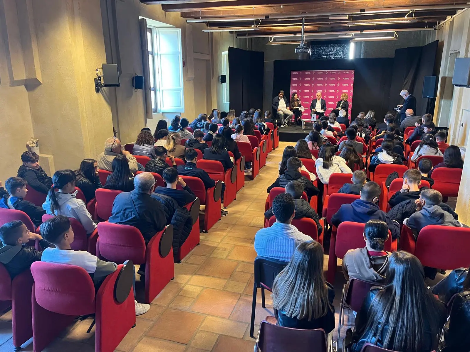 «La mafia uccide, il silenzio pure»: a Vibo gli studenti incontrano Sebastiano Buglisi e lanciano un messaggio contro la criminalità organizzata\n
