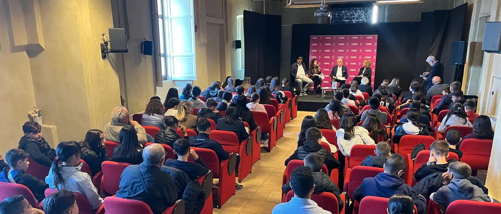 «La mafia uccide, il silenzio pure»: a Vibo gli studenti incontrano Sebastiano Buglisi e lanciano un messaggio contro la criminalità organizzata\n