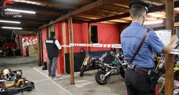 <p><span style=\"color:hsl(0, 75%, 60%);\">L’ombra della ’ndrangheta </span>sulle piste di kart ad Aprilia, in carcere imprenditore del Reggino: le minacce ai concorrenti</p>