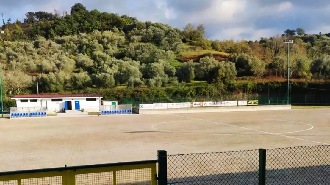 <p>Il campo di calcio di Das&agrave;</p>\\n
