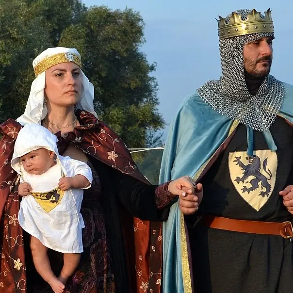Mileto si rituffa nel passato con la rievocazione della Corte di Ruggero, il sindaco Giordano: «Ci riappropriamo della nostra identità di capitale normanna»\n