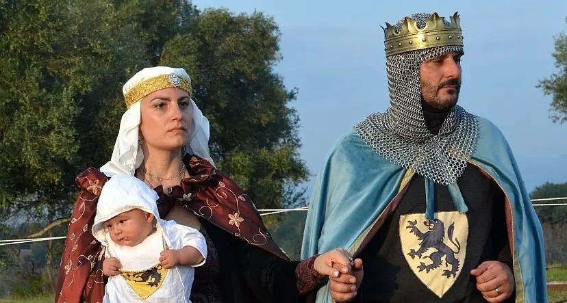 Mileto si rituffa nel passato con la rievocazione della Corte di Ruggero, il sindaco Giordano: «Ci riappropriamo della nostra identità di capitale normanna»\n