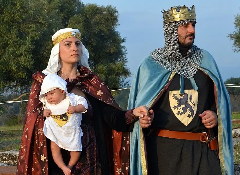 Mileto si rituffa nel passato con la rievocazione della Corte di Ruggero, il sindaco Giordano: «Ci riappropriamo della nostra identità di capitale normanna»\n