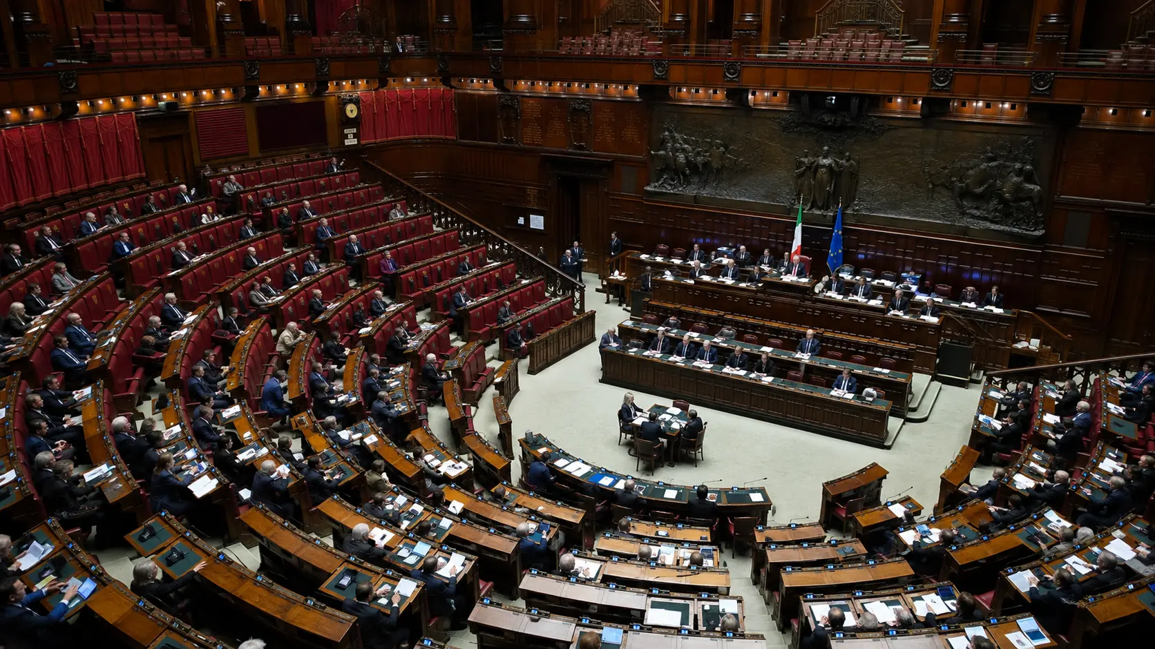 <p>L’aula della Camera dei deputati a Montecitorio</p>\\n