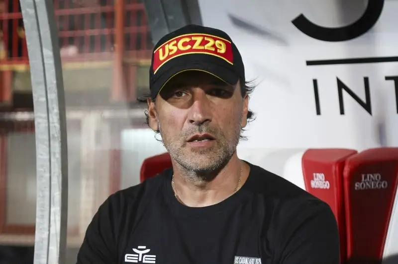 Catanzaro, ufficiale l’esonero di Gorgone dopo il ko per 1-6 contro l’Ascoli: via anche lo staff tecnico\n