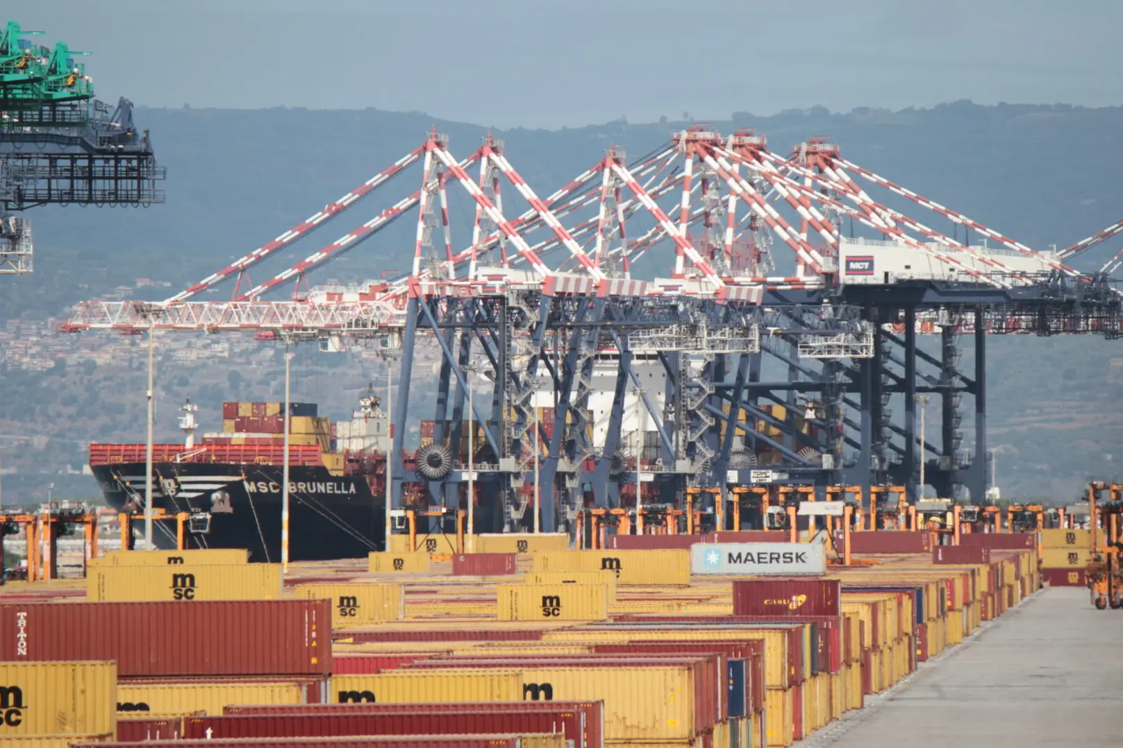 Gioia Tauro fa il salto con 93,6 milioni: 200 assunzioni e nuove gru per rilanciare la sfida del porto nel Mediterraneo\n