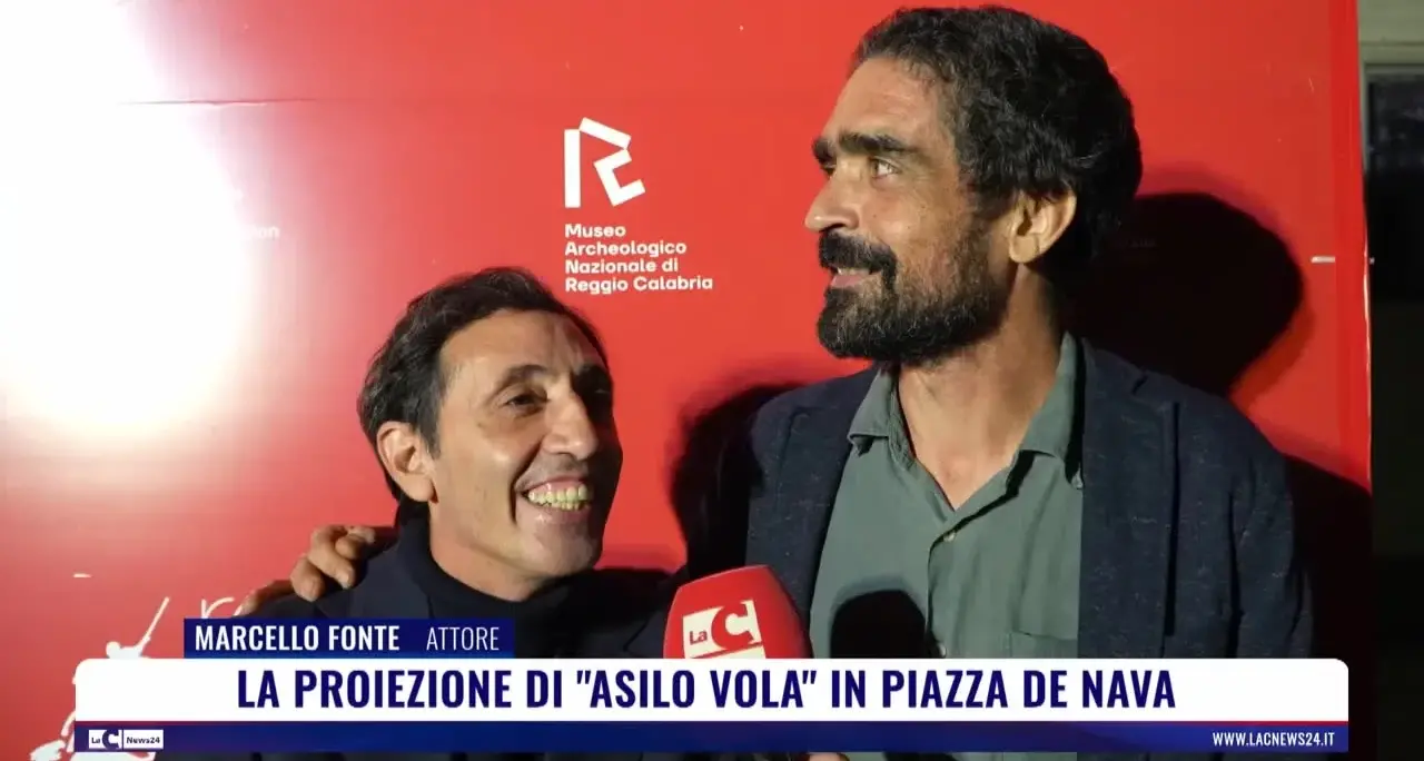 La proiezione di \"Asilo vola\" in piazza De Nava