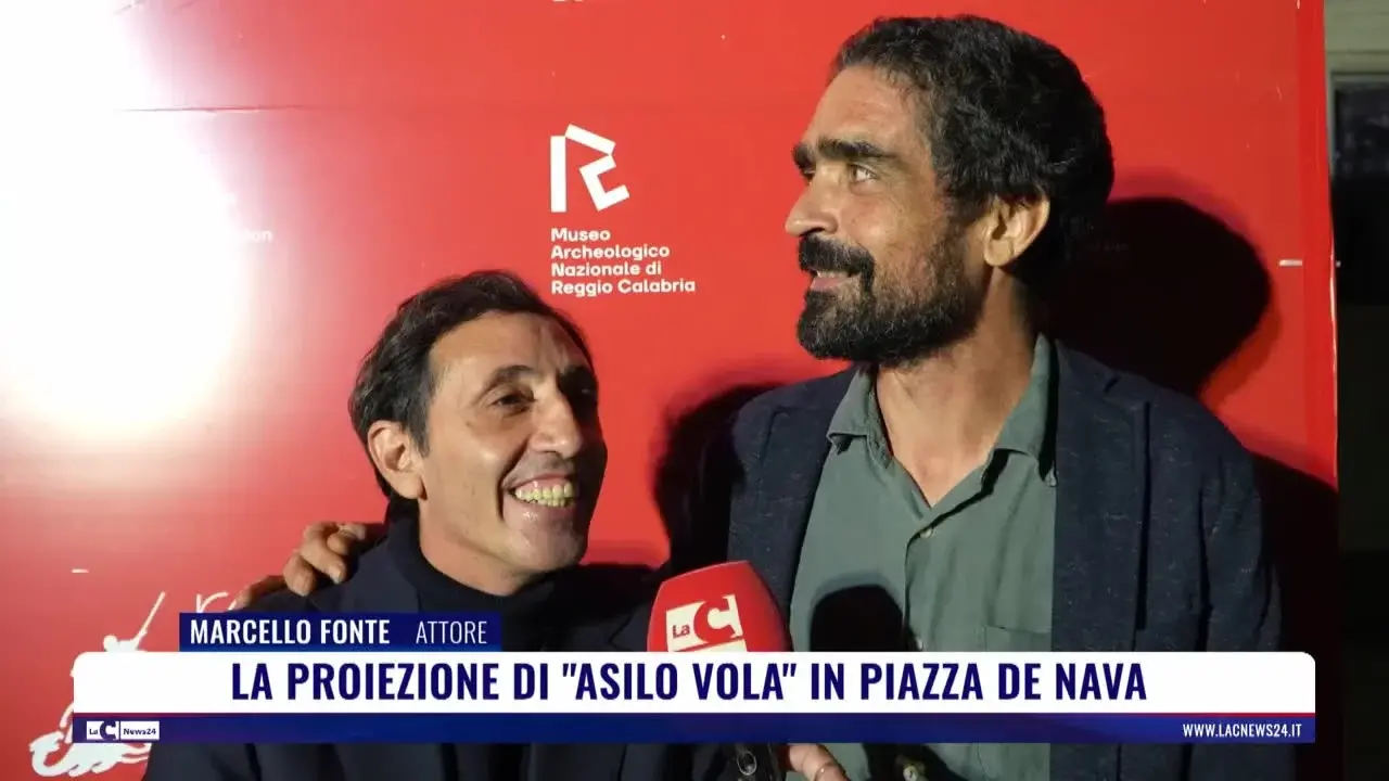 La proiezione di \"Asilo vola\" in piazza De Nava
