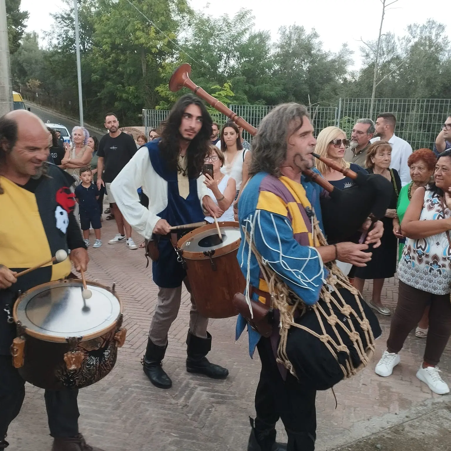 Mileto torna capitale normanna: cortei, sbandieratori e spettacoli per “La Corte di Ruggero d’Altavilla”\n