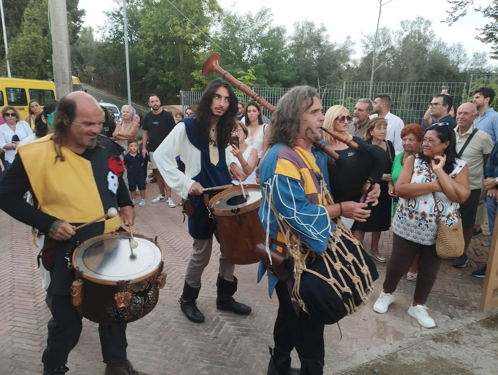 Mileto torna capitale normanna: cortei, sbandieratori e spettacoli per “La Corte di Ruggero d’Altavilla”\n