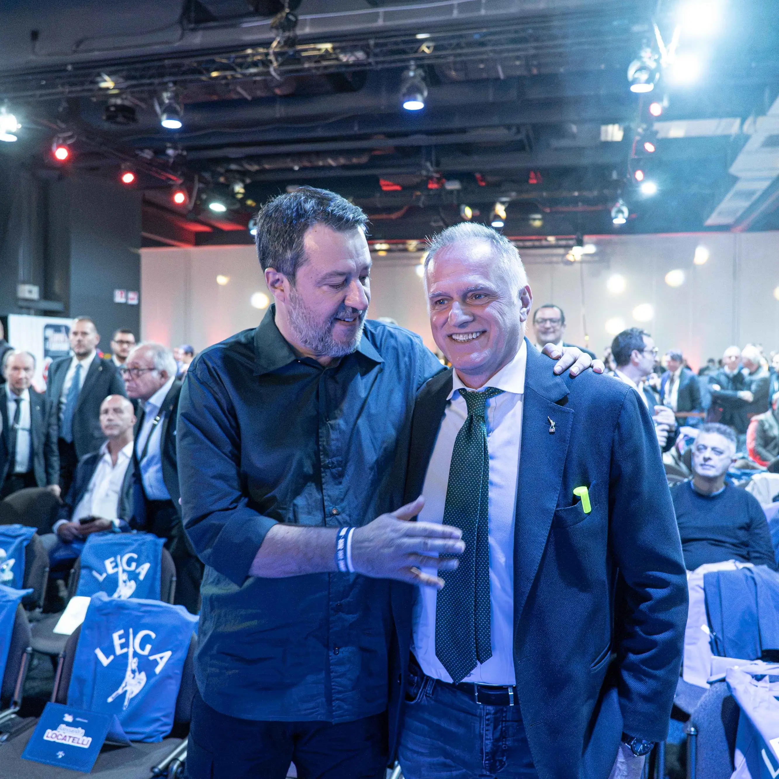 Salvini sfida il congresso della Lega: «Mai più col Pd, basta soldi all’Ucraina». E lancia il simbolo federalista\n