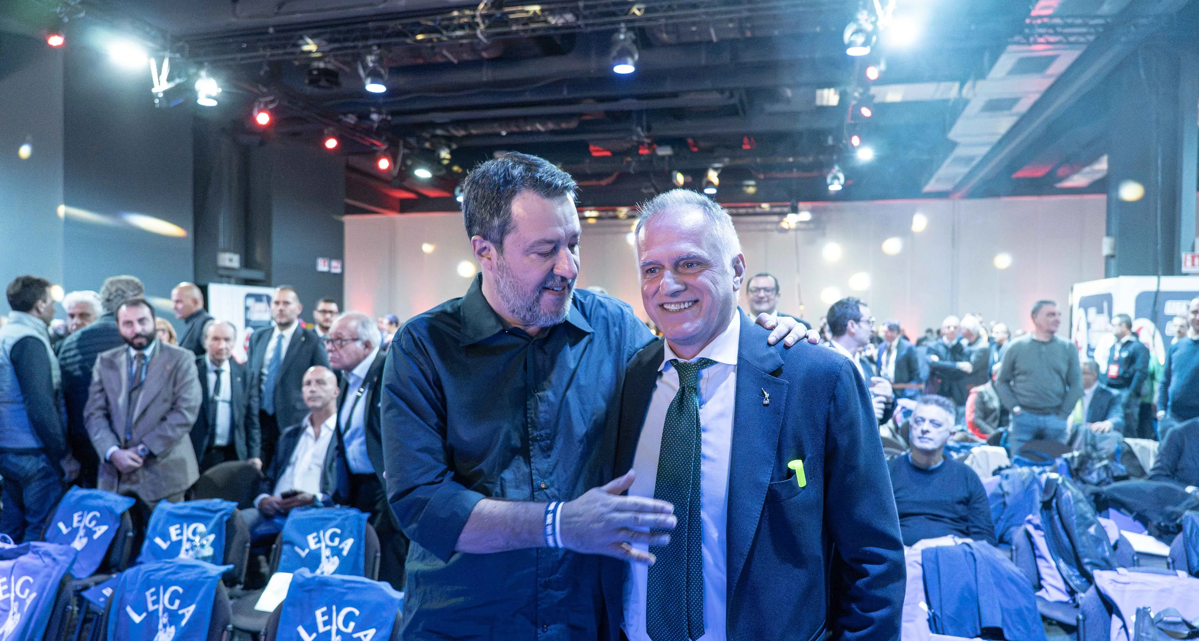 Salvini sfida il congresso della Lega: «Mai più col Pd, basta soldi all’Ucraina». E lancia il simbolo federalista\n