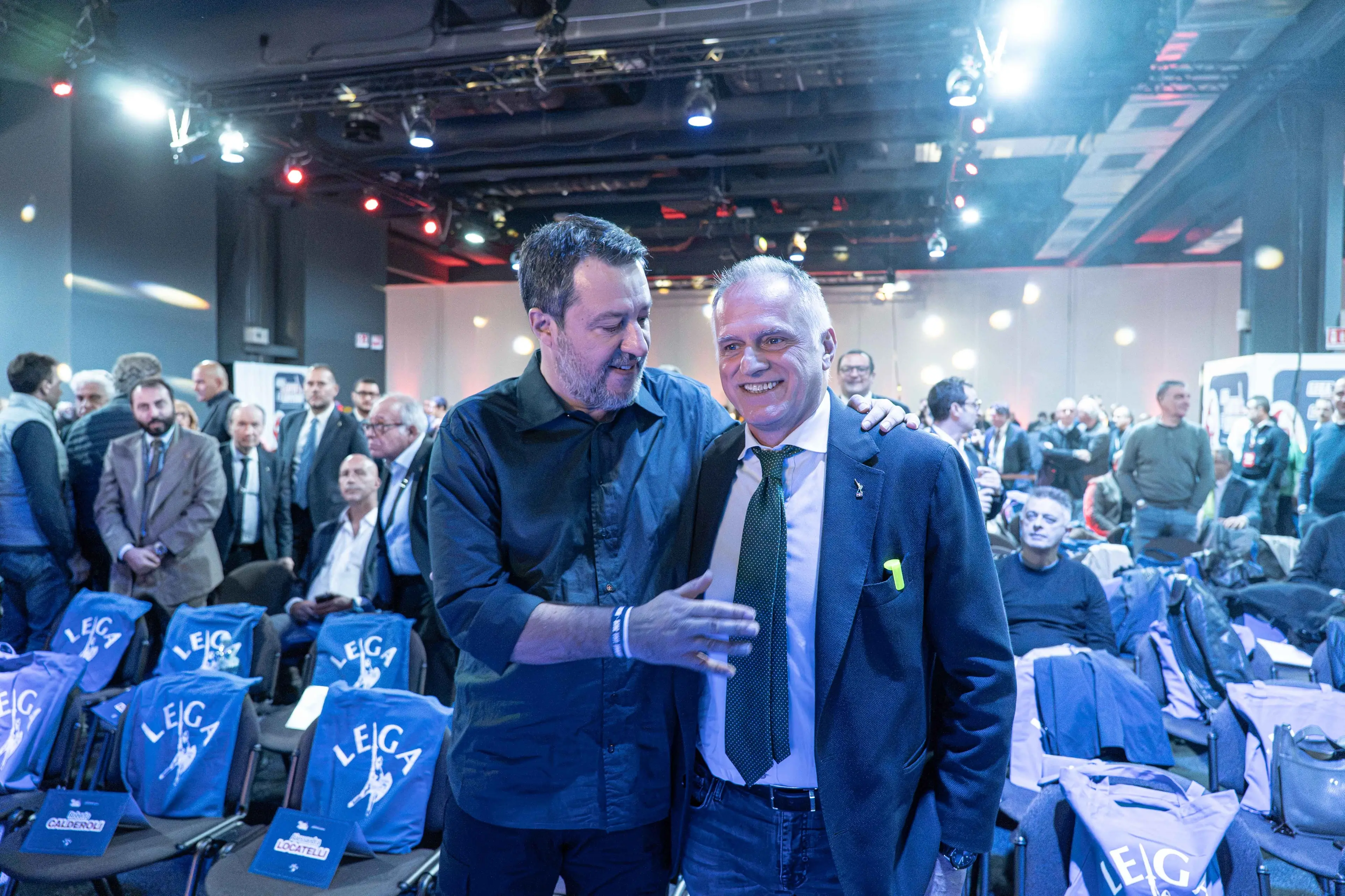 Salvini sfida il congresso della Lega: «Mai più col Pd, basta soldi all’Ucraina». E lancia il simbolo federalista\n