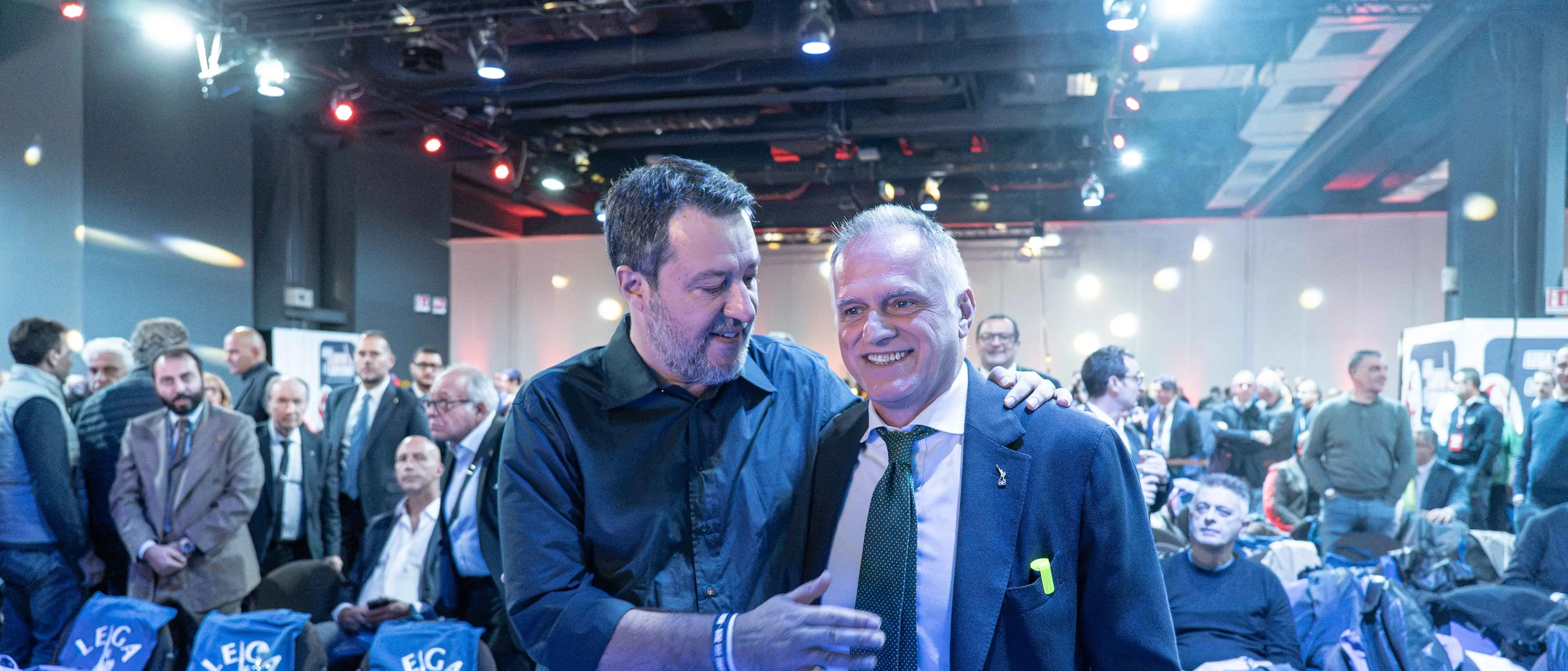 Salvini sfida il congresso della Lega: «Mai più col Pd, basta soldi all’Ucraina». E lancia il simbolo federalista\n