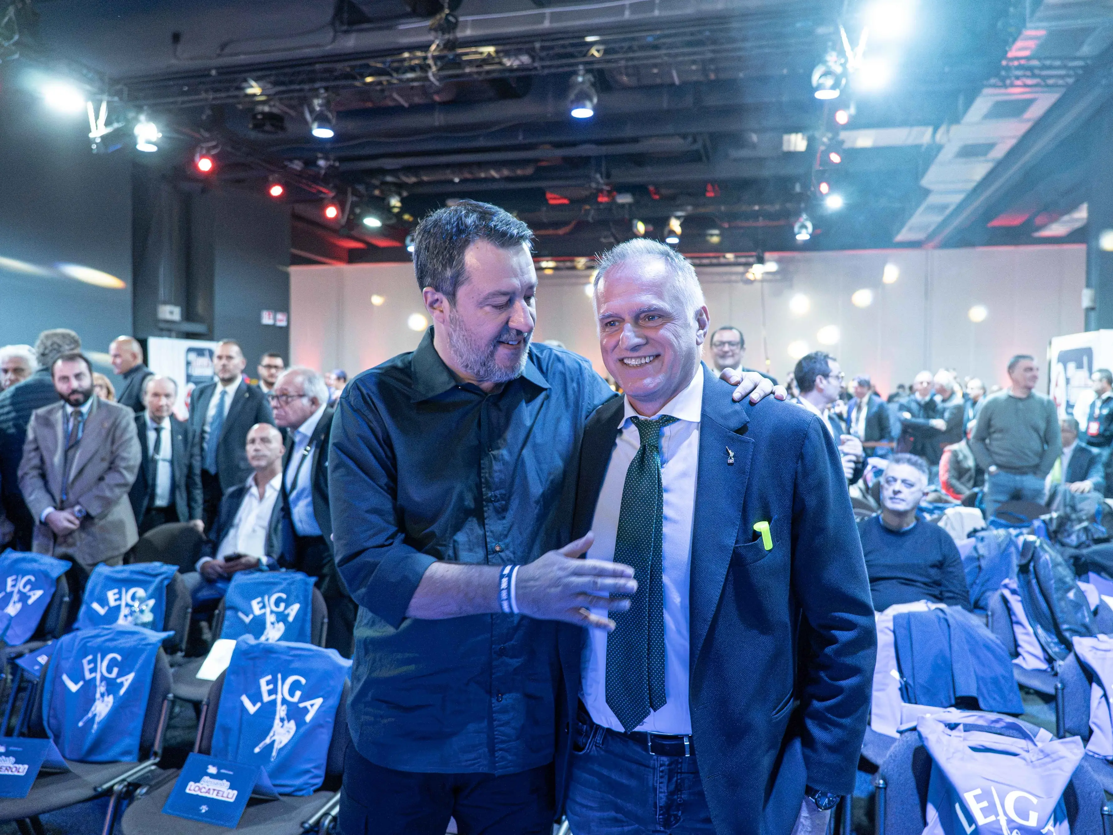 Salvini sfida il congresso della Lega: «Mai più col Pd, basta soldi all’Ucraina». E lancia il simbolo federalista
