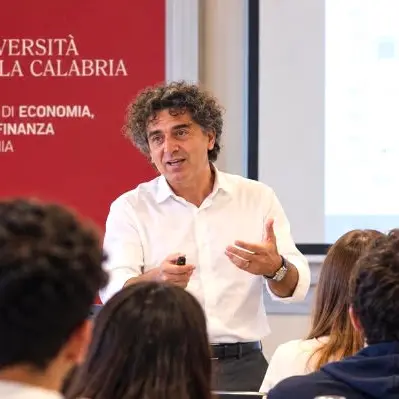 «La Calabria è quasi in fin di vita»: l’economista Aiello spiega perché la regione è ferma agli anni Novanta (ma può ancora farcela)\n