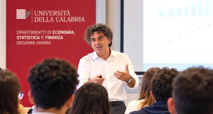 «La Calabria è quasi in fin di vita»: l’economista Aiello spiega perché la regione è ferma agli anni Novanta (ma può ancora farcela)\n