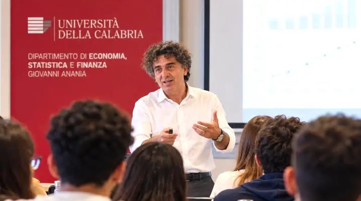 «La Calabria è quasi in fin di vita»: l’economista Aiello spiega perché la regione è ferma agli anni Novanta (ma può ancora farcela)\n