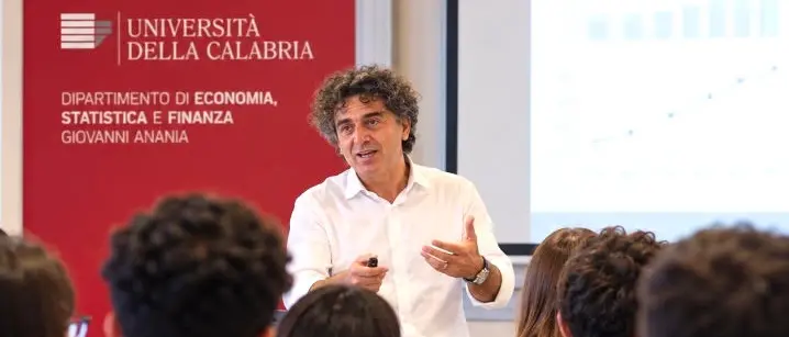 «La Calabria è quasi in fin di vita»: l’economista Aiello spiega perché la regione è ferma agli anni Novanta (ma può ancora farcela)\n