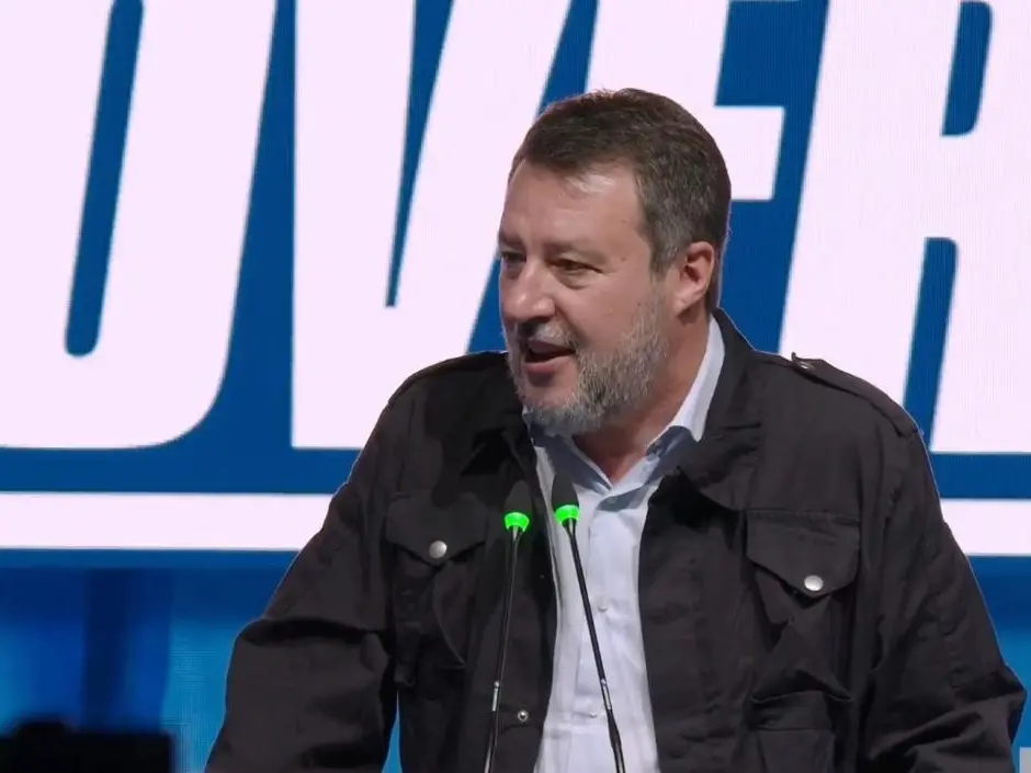 Lega, Salvini riconfermato con 465 voti contro i 146 di Garavaglia: vince il congresso, resta il nodo dei consensi