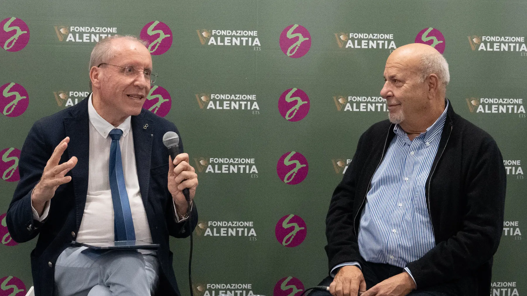 <p>Il direttore dell'informazione di LaC Franco Laratta e Alan Friedman</p>\\n