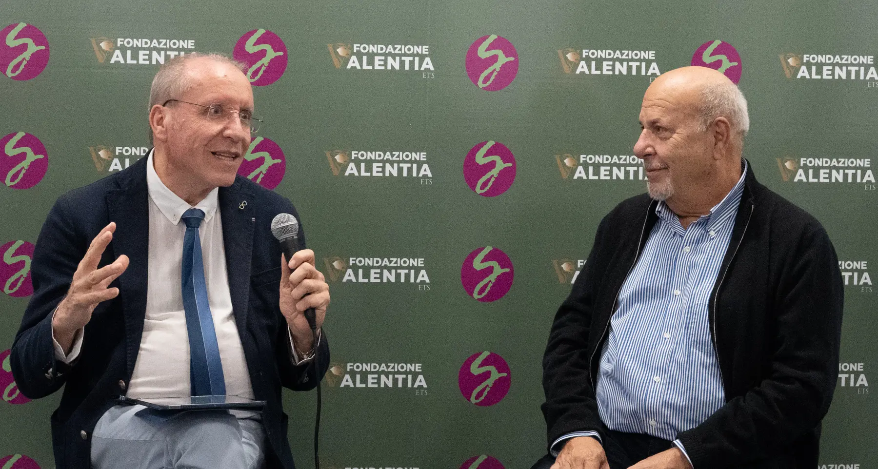 Alan Friedman senza filtri\u00A0a Vibo: «Trump è un pericolo e\u00A0il peggio deve ancora venire. Conte? Più vicino a Salvini che al Pd»\n