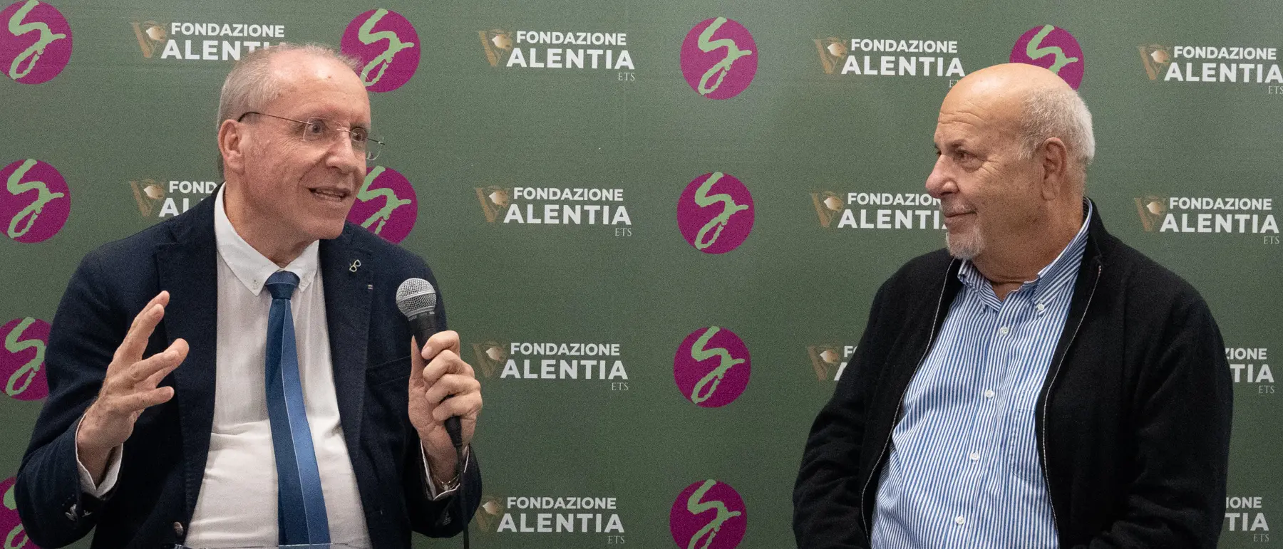 Alan Friedman senza filtri\u00A0a Vibo: «Trump è un pericolo e\u00A0il peggio deve ancora venire. Conte? Più vicino a Salvini che al Pd»\n