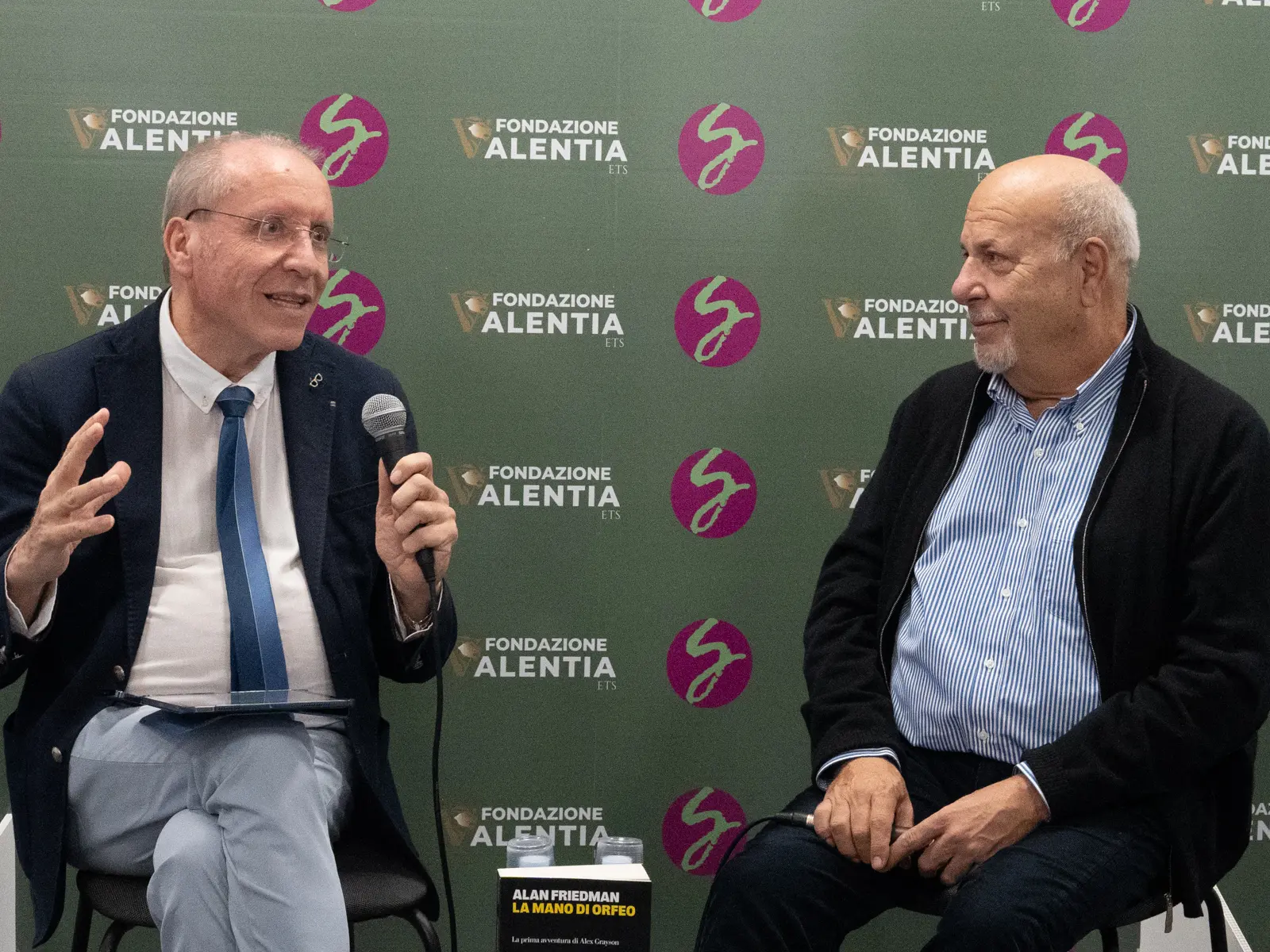 Alan Friedman senza filtri a Vibo: «Trump è un pericolo e il peggio deve ancora venire. Conte? Più vicino a Salvini che al Pd»